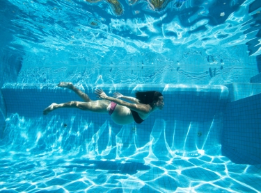 Women who get wet - Oahn Ngyuenin a pool at 8.5 months pregnant